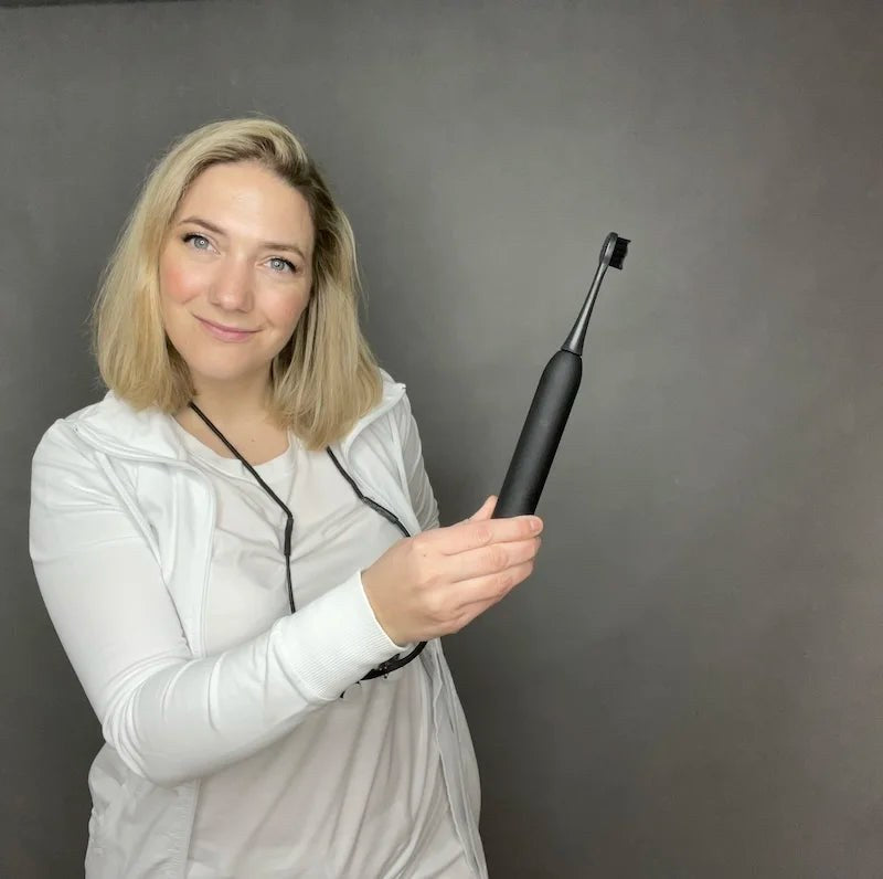 Dentalhygienikerin Sabine Hildebrand mit der Schallzahnbürste